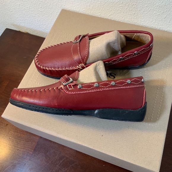 NEW! Minnetonka Moccasins Red Size 5 - Picture 2 of 10